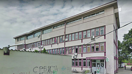 HOROR U KOVINU Deda se zaklao ispred bolnice zbog korone!