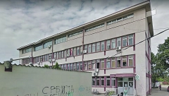 HOROR U KOVINU Deda se zaklao ispred bolnice zbog korone!
