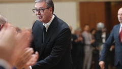 POZNATI PEVAČ "UHVAĆEN" NA TELEFONU Pogledajte zanimljiv detalj sa Vidovdanske svečanosti u Palati Srbija (FOTO)