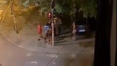 NJIH ŠESTORO NA JEDNOG Žestoka  tuča na Južnom Bulevaru, dobija udarac u lice i pada (VIDEO)