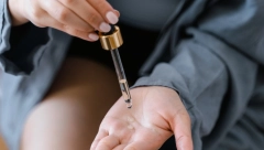 REŠITE SE FLEKA OD SUNCA NA PRIRODAN NAČIN: Ovo ulje je malo poznato, ali je jedan od najboljih izbora za izbeljivanje mrlja na koži