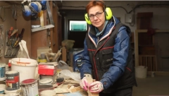 ŽENE U MUŠKIM POSLOVIMA Gorjana je stolarka, od drveta pravi umetnička dela, a za njen nameštaj otimaju se ljudi iz celog sveta