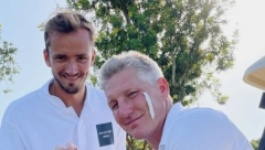 DOK SE NOVAK BORI ZA PEHAR Medvedev igrao golf sa Aninim Švajnijem, pa se povredio (FOTO)