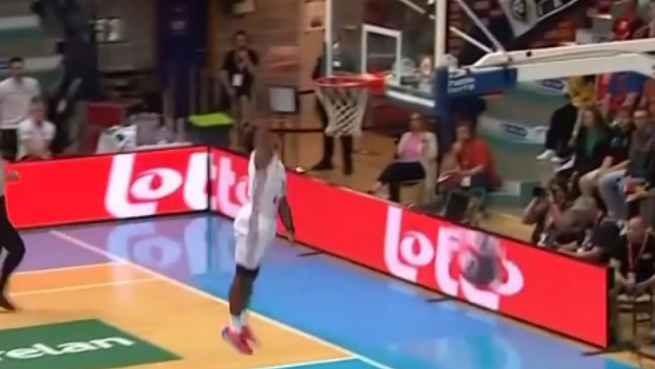 ŠTA SE OVO DOGODILO? Kako je promašeno zakucavanje postalo potez godine (VIDEO)