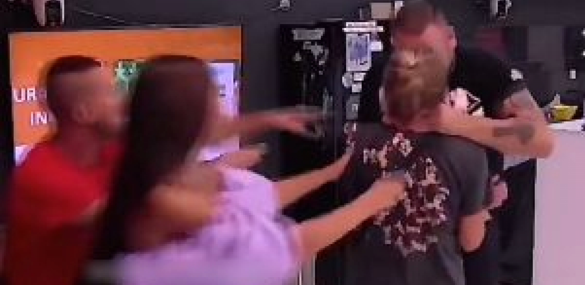 FILIP CAR DAVIO DALILU U PROGRAMU UŽIVO! Horor scene u Zadruzi 5, ščepao je za vrat, jedva je izvukli, pojavio se snimak jezivog nasilja! (VIDEO)