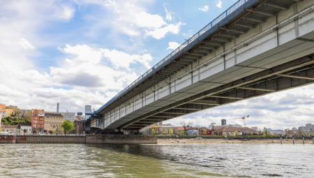 POLICIJA USPELA DA ODGOVORI DEVOJKU OD SKOKA Devojka (18) htela da skoči u Savu zbog loših ocena!