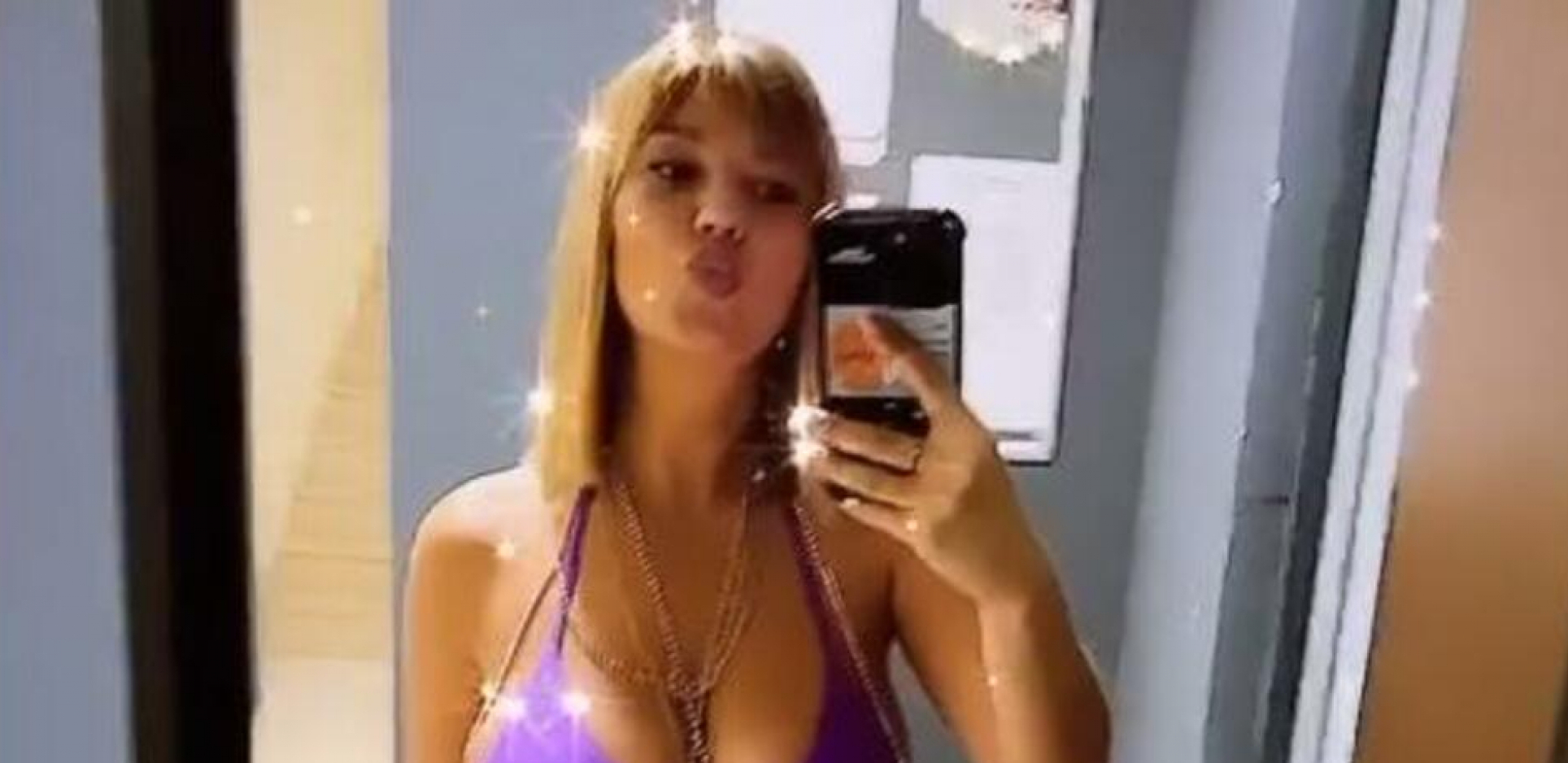 RASPAMETILA PRATOCE SVOJIM IZGLEDOM Kija Kockar u kupaćem kostimu otišla na žurku i jedva obuzdala bujne grudi, internet gori (FOTO)