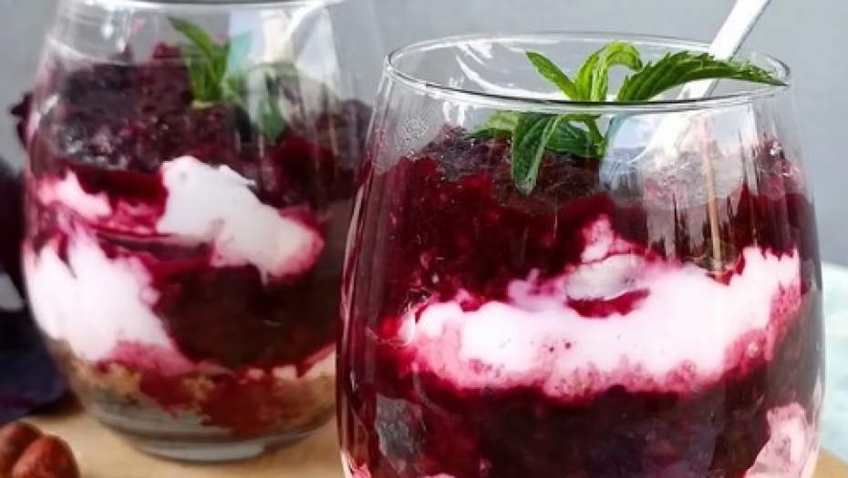 LETNJI VOĆNI DIJETALNI DESERT Čizkejk sa bobičastim voćem u čaši za deset minuta