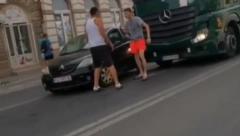 OBRAČUN NASRED ULICE Ratoborni vozači blokirali saobraćaj u Vršcu! (VIDEO)