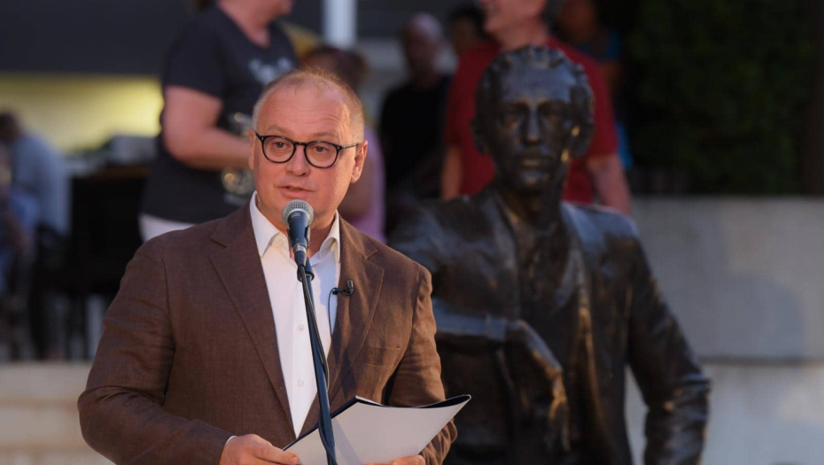 GORAN VESIĆ: Pritisci na Srbiju sve snažniji