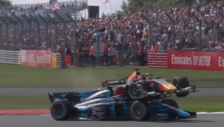 NA IVICI TRAGEDIJE Vožaču Formule bolid pao na glavu posle sudara, preživeo je samo zbog jedne stvari (VIDEO)