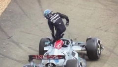 GLUPOST U FORMULI 1 Heroj dana: Istrčao da pomogne slupanom kolegi, izbacili ga sa trke