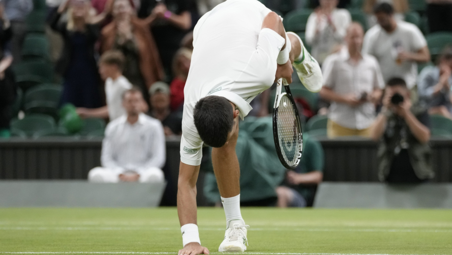 NOVAK JE I NJU "NAVUKAO" NA TRAVU Izbacila šampionku sa Vimbldona, pa "pecnula" Đokovića (FOTO)