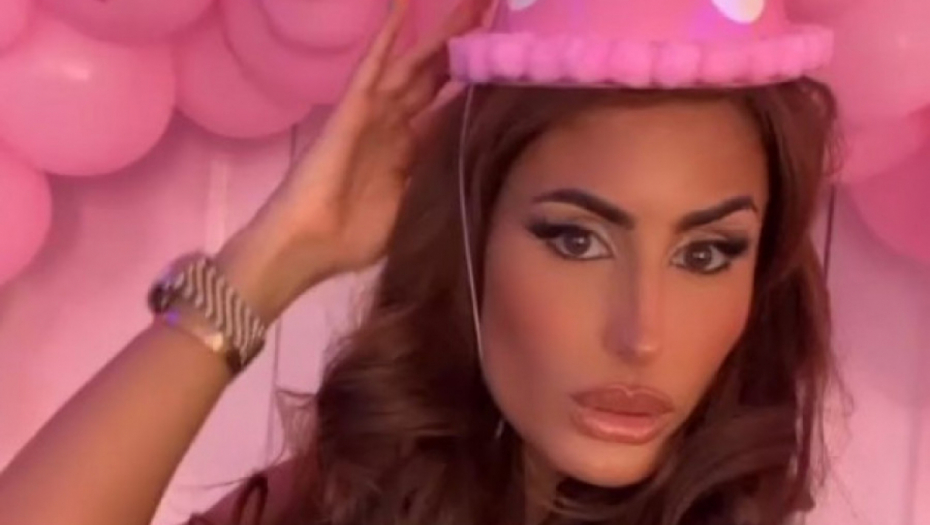 TORTA NA TRI SPRATA, ZLATO I PINK BALONI Didi Džej pazila na svaki detalj kada je organizovala ćerkin drugi rođendan, sve pršti od luksuza (FOTO)