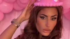 TORTA NA TRI SPRATA, ZLATO I PINK BALONI Didi Džej pazila na svaki detalj kada je organizovala ćerkin drugi rođendan, sve pršti od luksuza (FOTO)