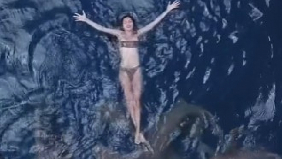 OVA SRPKINJA PLIVA SA 20 AJKULA "Treba samo paziti da ne uleti ruka ili noga u čeljust, a onda..." (VIDEO)