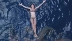 OVA SRPKINJA PLIVA SA 20 AJKULA "Treba samo paziti da ne uleti ruka ili noga u čeljust, a onda..." (VIDEO)