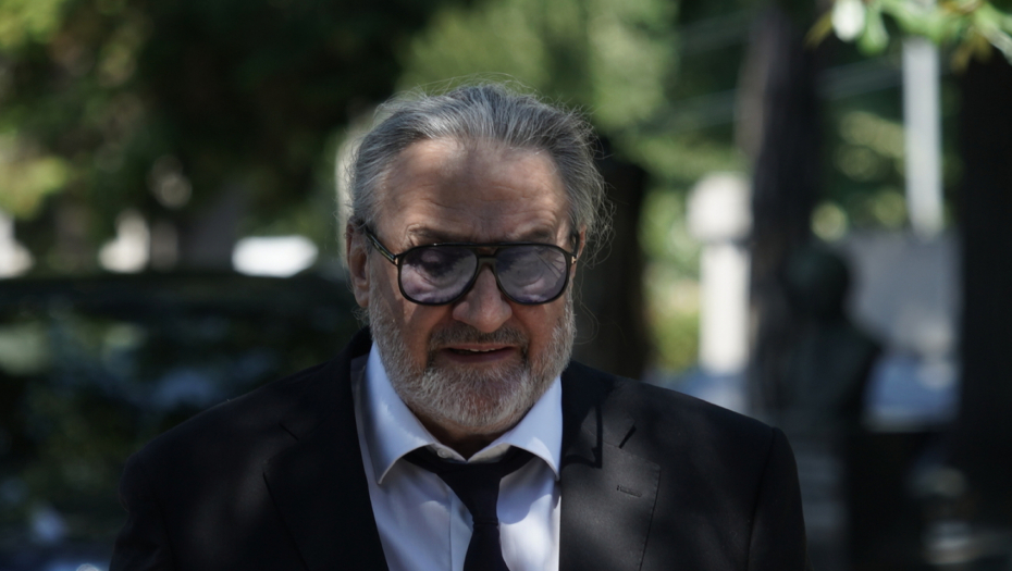 Miša Grof stavio kamere na spomenik svoga sina "NIKOLINA OD SAHRANE NIJE DOLAZILA NA GROB SVOGA MUŽA"