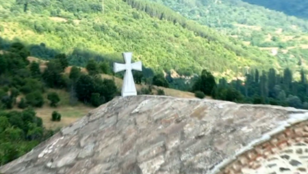 POLOMLJEN KRST I GRAFITI NA ARAPSKOM Vandalizovan hram Svetog Dimitrija u Preševu