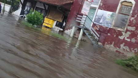 VOJVOĐANSKA POD VODOM Žestoki pljuskovi izazvali poplavu u beogradskoj ulici, nevreme se ne smiruje (FOTO)