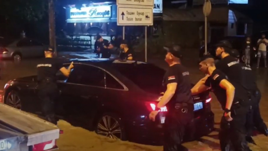 HAOS NA NOVOM BEOGRADU I NOVOM NOVOSADSKOM PUTU Automobili plivaju, policija intervenisala, spasavali ljude (FOTO/VIDEO)