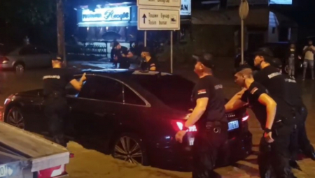 HAOS NA NOVOM BEOGRADU I NOVOM NOVOSADSKOM PUTU Automobili plivaju, policija intervenisala, spasavali ljude (FOTO/VIDEO)