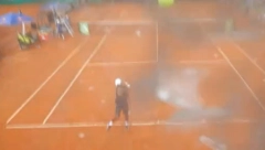 NEVEROVATNE SCENE U AUSTRIJI Teniser se iznervirao i polomio kameru (VIDEO)