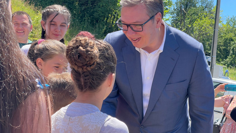 PREDSEDNIK U MORAVIČKOM OKRUGU: Vučić posetio porodicu Bogdanović: Mnogo me raduje što imate puno dece! (FOTO/VIDEO)