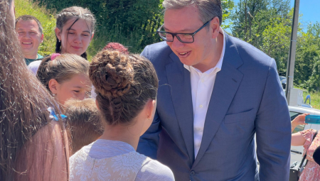 PREDSEDNIK U MORAVIČKOM OKRUGU: Vučić posetio porodicu Bogdanović: Mnogo me raduje što imate puno dece! (FOTO/VIDEO)