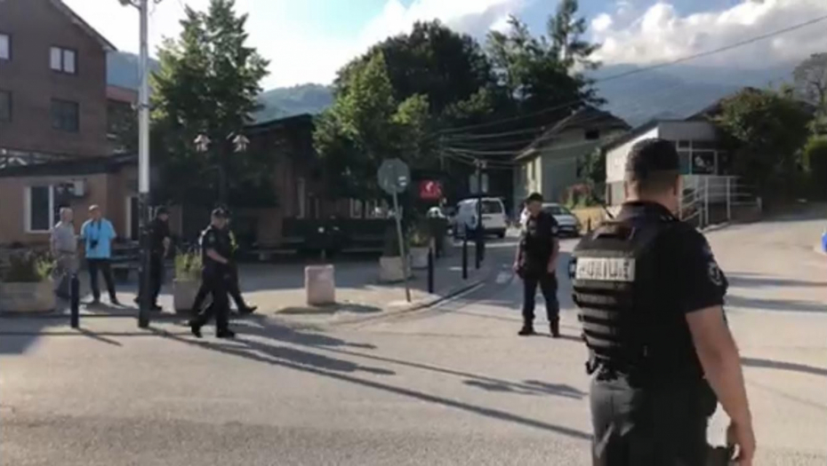 ŠOK BOMBE I SUZAVCI Ovako izgleda Kurtijev teror nad Srbima, rafali i eksplozije ispred opštinske zgrade u Zvečanu (VIDEO)