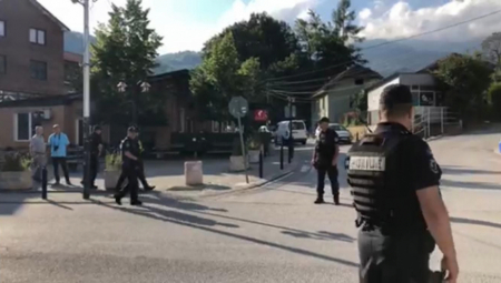 ŠOK BOMBE I SUZAVCI Ovako izgleda Kurtijev teror nad Srbima, rafali i eksplozije ispred opštinske zgrade u Zvečanu (VIDEO)