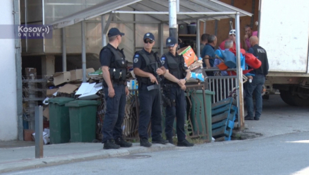 SRBI UKLONILI BARIKADE U ŠTRPCU Meštani su juče blokirali regionalni put nakon što su dvojica srpskih dečaka ranjena