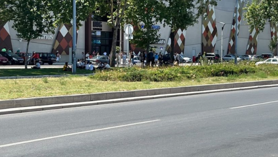 DOJAVA O BOMBI U NEKOLIKO TRŽNIH CENTARA U BEOGRADU Evakuacija građana u toku