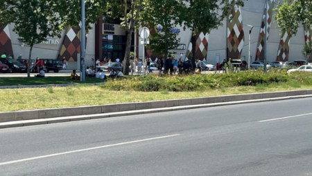 DOJAVA O BOMBI U NEKOLIKO TRŽNIH CENTARA U BEOGRADU Evakuacija građana u toku