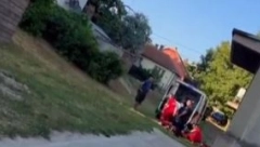 MORTUS PIJANA SKOČILA NA KOMŠIJU I IZBOLA GA NOŽEM Muškarac iz Smederevske Palanke i dalje kritično