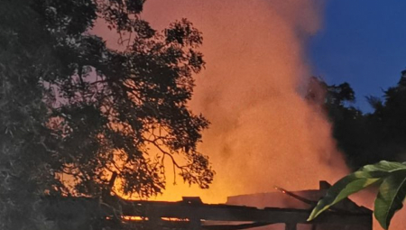 STRAVIČAN POŽAR U OKOLINI ČAČKA Plamen progutao objekat od 500 kvadrata