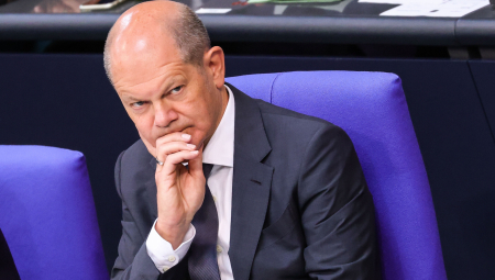 UPRKOS PRITISCIMA ŠOLC OKLEVA Nemačka će pažljivo odmeriti svaki korak u vezi sa slanjem oružja Ukrajini