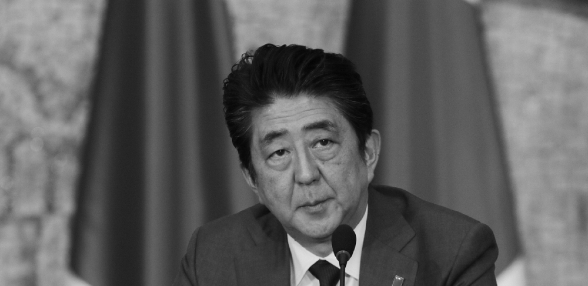 Tuča tokom komemorativne ceremonije povodom godinu dana od ubistva Šinza Abea