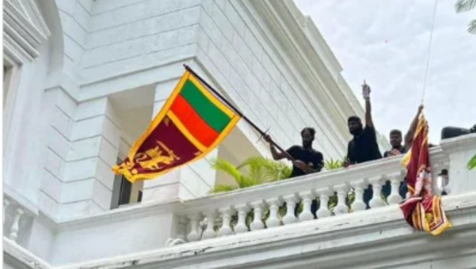 PREDSEDNIK ŠRI LANKE PROGLASIO BANKROT Masa provalila u državnu rezidenciju, Rajpakasa pobegao! (VIDEO)