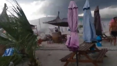 BUJICA NOSI KOLA, POPLAVLJENI HOTELI Nevreme napravilo haos na Tasosu, pogledajte apokaliptične slike iz Grčke (FOTO)