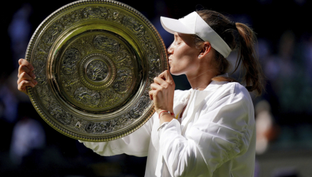 HUMANOST NA DELU Šampionka Vimbldona jednim gestom oduševila ceo svet