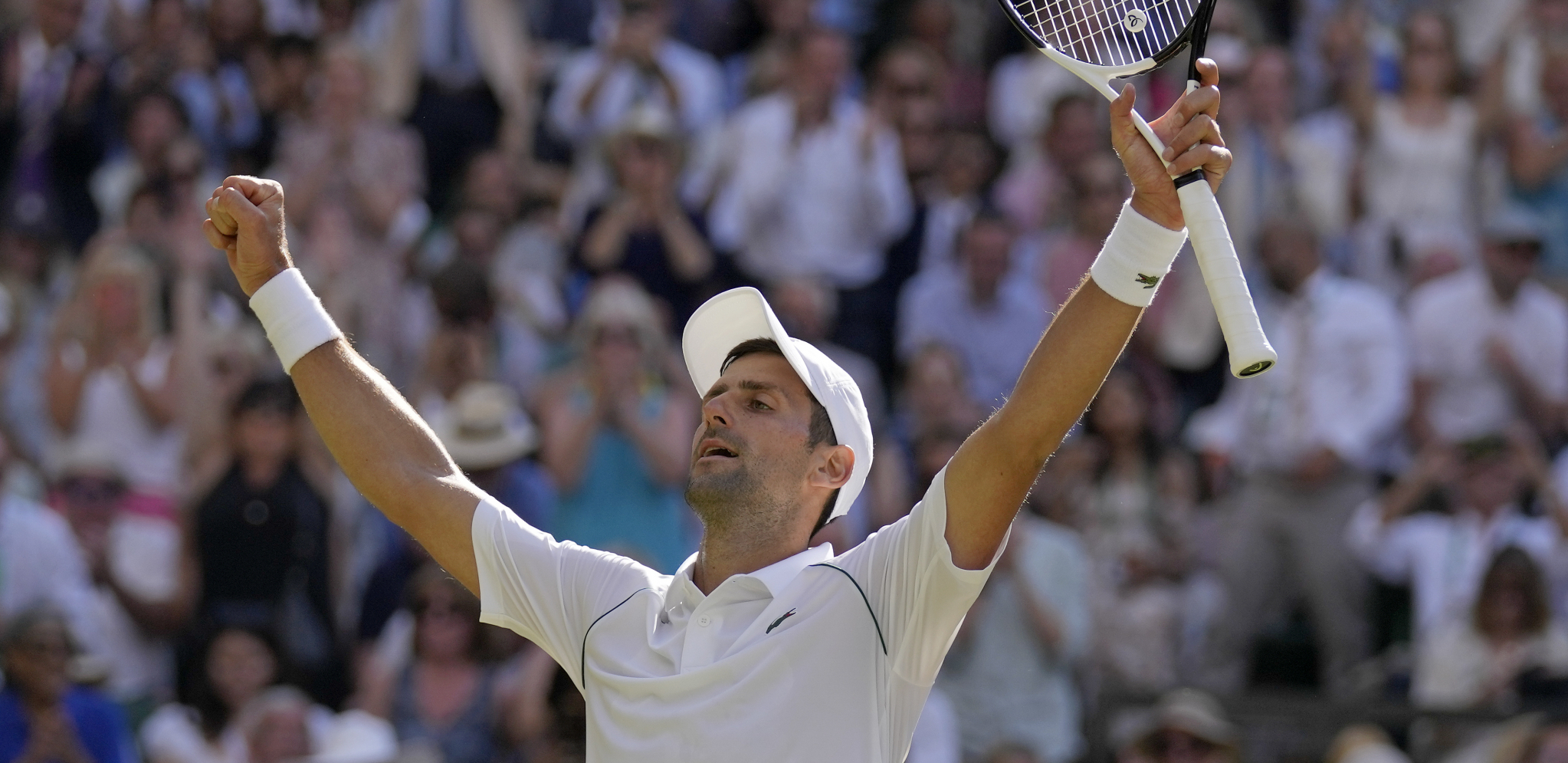 OVO ĆE VAM ULEPŠATI DAN Novak sa Stefanom i Tarom došao na teren, a onda je nastao najlepši trenutak Vimbldona (VIDEO)