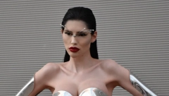 DENIZ DEJM ŠOKIRALA SVE SVOJIM IZGLEDOM Veliko finale Zadruge 5 uskoro počinje, stigla i podrška Filipa Cara, a tu je i majka Aleks Nikolić (FOTO)