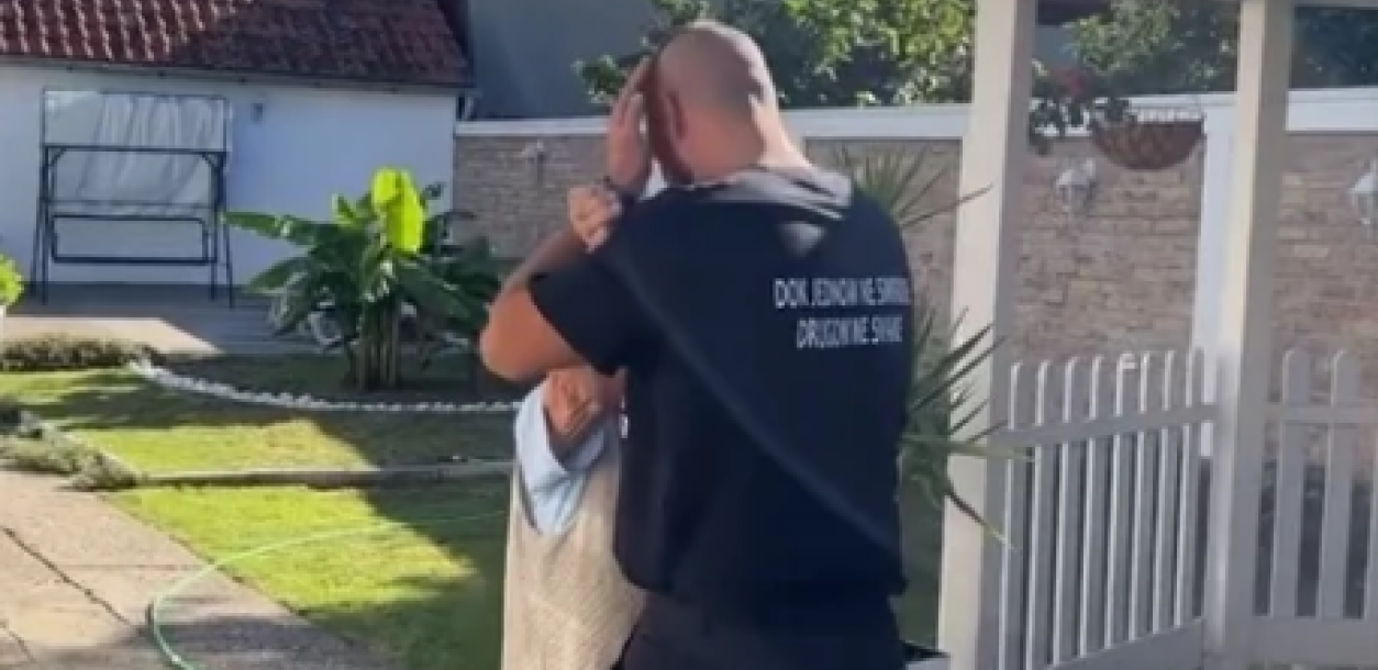 VIŠE GA NEĆU PUSTITI DA IDE Baka Dejana Dragojevića otvorila dušu: Ako je Aleksandra kao Dalila, nemoj da mi je dovodiš u kuću