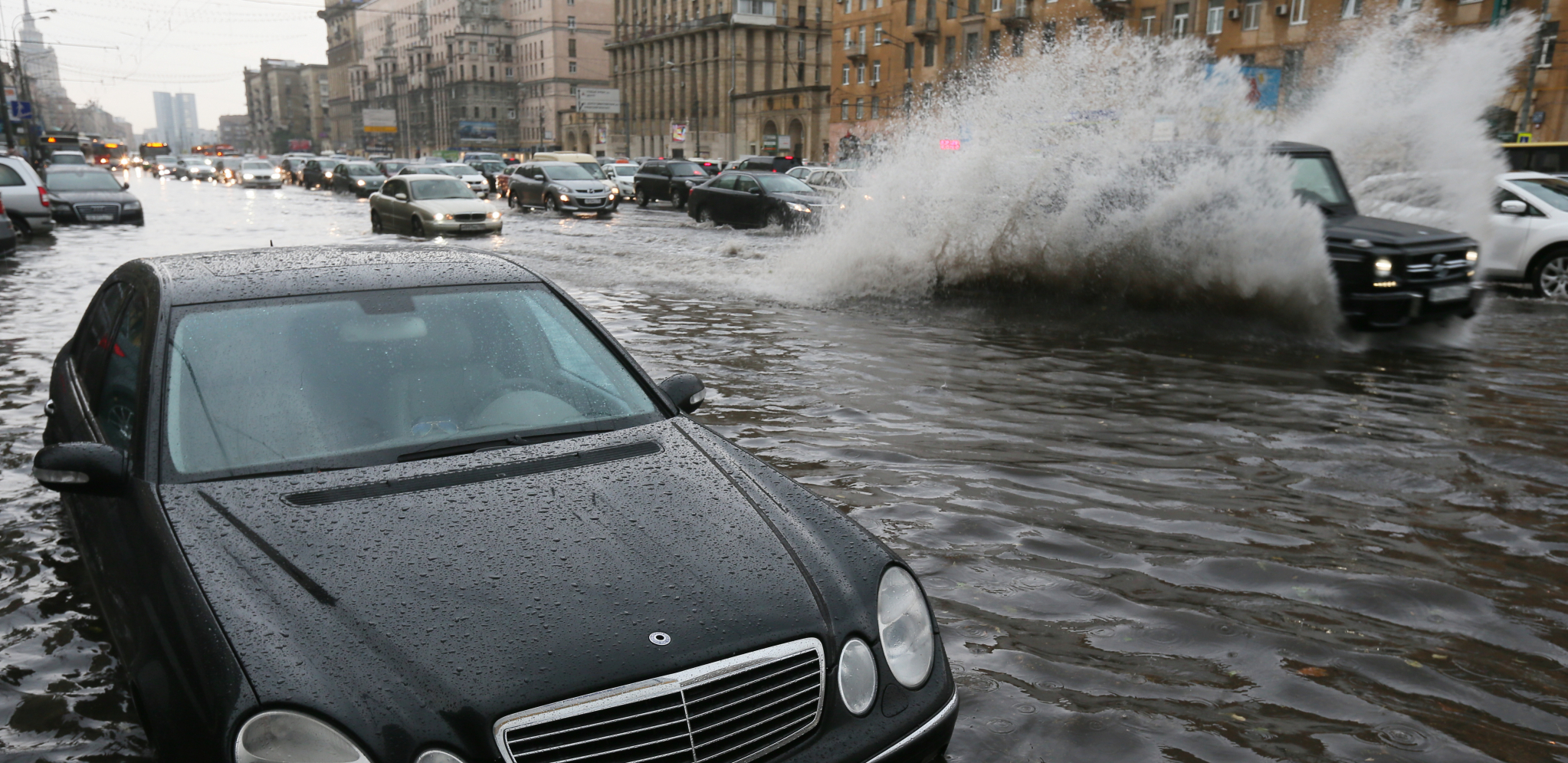 NEVREME ODNELO ŽIVOTE U RUSIJI Dve osobe poginule kada je drveće palo na njih