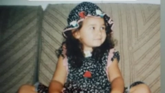 DA LI PREPOZNAJETE DEVOJČICU SA FOTOGRAFIJE? Danas je jedna od naših najpopularnijih pevačica i ceo svet je čuo za nju (FOTO)