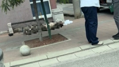 PRONAĐENO BEŽIVOTNO TELO NA ULICI U LAJKOVCU Stajalo naslonjeno uz banderu (FOTO)