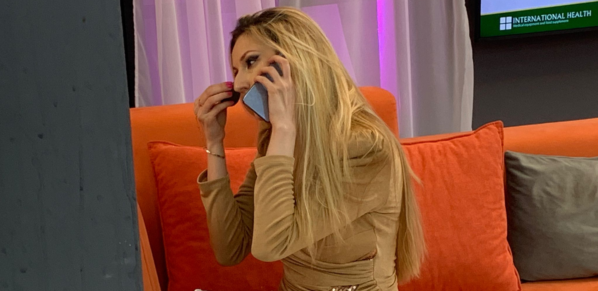 SAMA SVOJ MAJSTOR Alo! paparaco uhvatio pevačicu na delu, a evo šta je Rada Manojlović radila (FOTO)