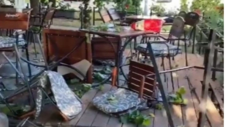 HAOS U NOVOM SADU! Kolima uleteo u baštu kafića, ženi pukla ključna kost (VIDEO)