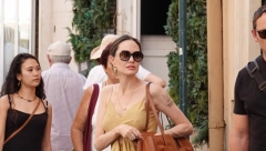 SANDALE KOJE ANĐELINA DŽOLI NE SKIDA SU SVE ŠTO VAM TREBA OVOG LETA Žene u Srbiji ponovo otkidaju na ovaj model, sa njima nikada nećete napraviti grešku
